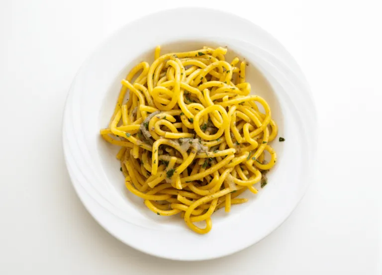 Bigoli con sarde in salsa di acciughe